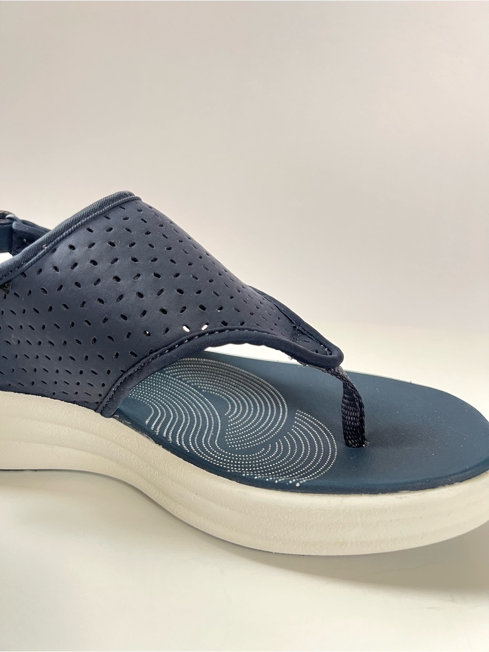 Clark’s Cloudstepper Drift Blossom Navy Thong Sandal with Cushioned White Sole 8 - Picture 5 of 13